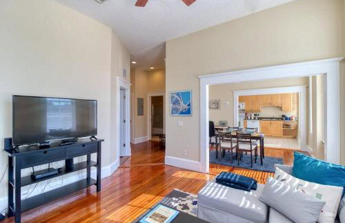 Open & Bright - 5 min drive to TIAA Bank field - Photo 3