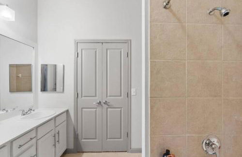 Spacious LUX 2BR 2B Unit in Austin with Pool! - Photo 23