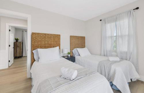 Elegant Updated Oceanfront Home with Pool & Hot Tub - Photo 75