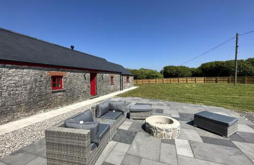 Beudy Howel - beautiful barn conversion with fire pit, close to beaches - Photo 1