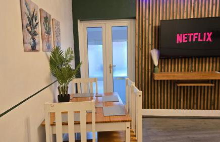 Spacious Entire House with Free Parking Perfect for Relocators Contractors and Long Term Stays - Photo 8