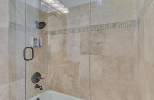 Gorgeous Vacation Home w Private Pool - Photo 34