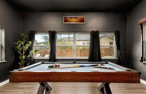 Spacious Retreat with Pool & Hot Tub - 10 Minutes to Downtown - Foto 11