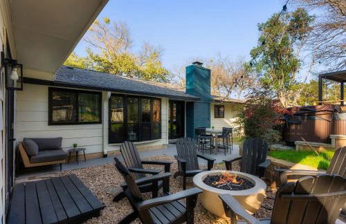 Luxury Zilker Home Pool Hot Tub and 2 Kitchens - Photo 33