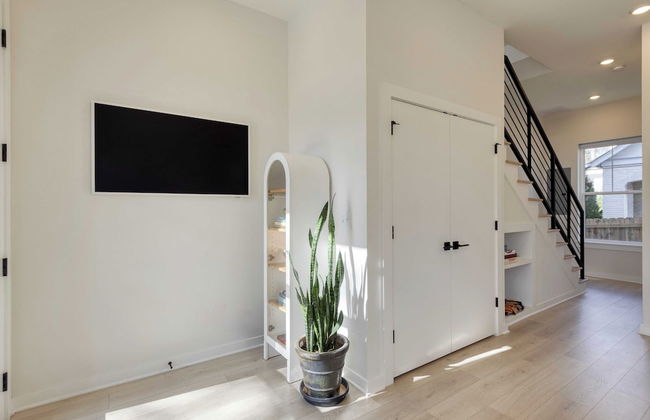 The Stage by Avantstay Chic 4bdr w/ Covered Balcony Modern + Newly Built - Photo 19