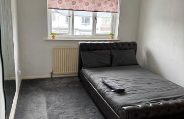 Peaceful 3 bedroom house close to Newcross hospital Wolverhampton - Photo 6