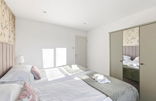 Keaton House - Close to City Centre - Free Parking, Spacious Garden, Fast Wifi and Smart TV by Yoko Property - Foto 15