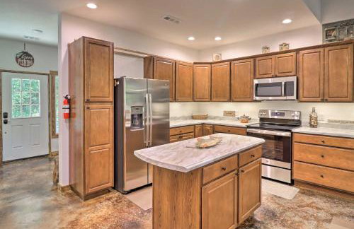 Riverfront Heaven on the White with Covered Patio! - Foto 9