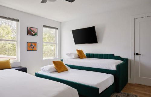 Stylish 3 Bed Retreat, Rooftop, Parking, Sleeps 10, Ensuite Baths, Bunk Room, Gourmet Kitchen, Cozy Living Space, Rooftop Views & Fire Table, Near Downtown, Distilleries & Marathon Village, 24 Hr Hospitality - Foto 19