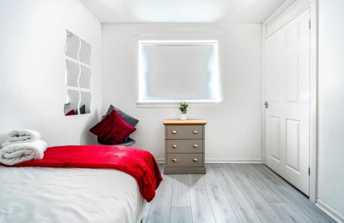 Balloch House -Spacious 3 bed house with on street parking - Photo 10