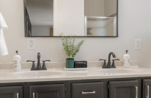 5 Mins to UND - Cozy 4BD with BBQ & Pool Table - Foto 7