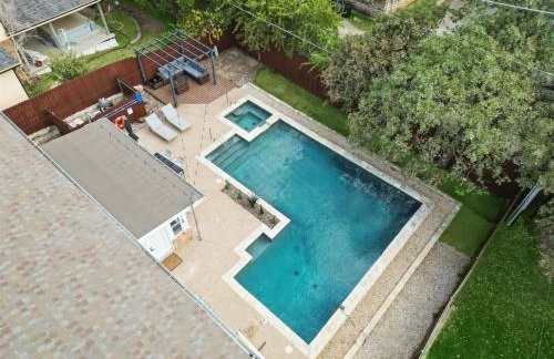 5BR w Backyard Paradise Pool Cinema Games - Foto 43