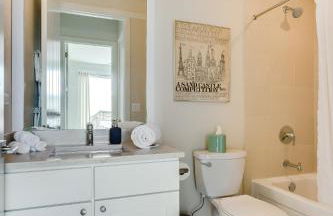 Designer 3BR with Balcony & Elevator on Clark! apts - Photo 22