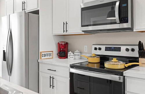 Crash with Class in this Townhome - Foto 9