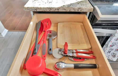 Family & Pet Friendly Getaway with Porch Fire Pit & Yard - Foto 28