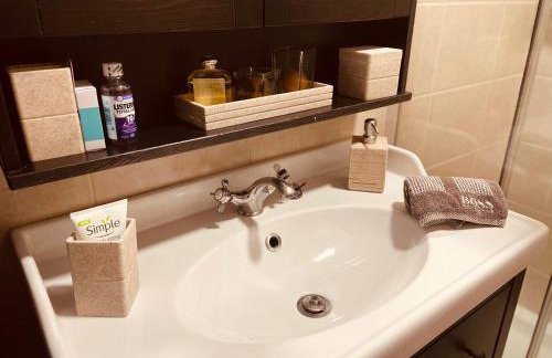 Homely 2 Levels Flat w Private Garden - Photo 8