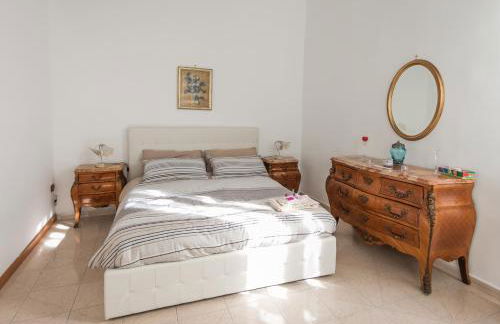 La cartolina di Napoli free parking for small cars only - Foto 18