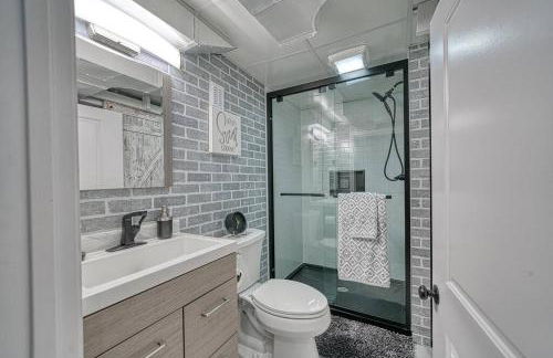 Beautiful Modern home with all year use HOT TUB, Pool table, Game room, & Propane fire pit!! - Foto 49