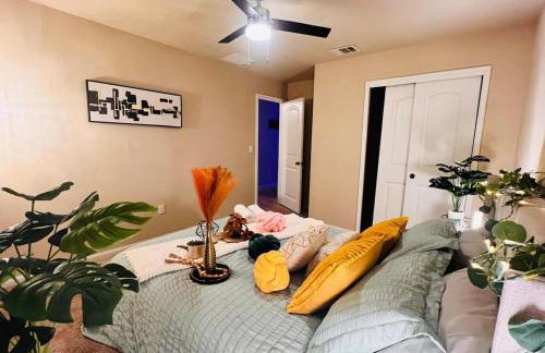 Spacious 4BR Home w Game Room Office Backyard - Foto 26