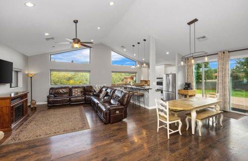 Sedona Uptown Gem!Large yard w grass and shade trees! Views!! NEW! BARREL SAUNA!!! Close to trails, walk to Uptown Sedona, restaurants and shopping - Foto 42