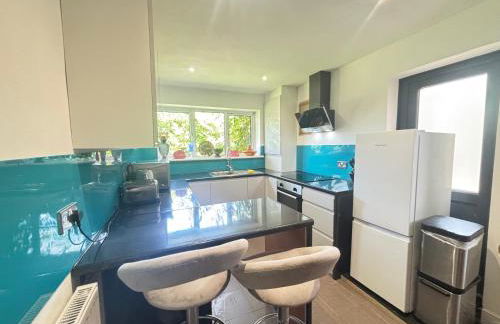 2BR Comfortable Spacious Furnished Property with Parking - Foto 27