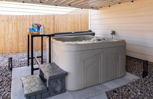 Stylish Luxury Suite: Hot Tub, Mini Golf, MT-Views - Apartment - Foto 2