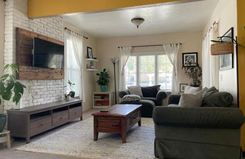 Sunlit Surf House 4BR Downtown Walk to beach - Foto 7