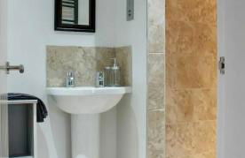 Queensgate Holiday Apartment , Beverley with parking - Photo 7