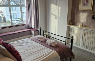 Hereford City - Goldcrest House - 4 Bedroom House With Parking, Located Very Close To City Centre & River Wye - Sleeps Up To 6 Guests - Hosted by RENTMYHOUSE - Photo 32