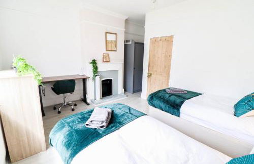 Spacious 4-Bed Home, Perfect Stay with Free WiFi - Foto 54