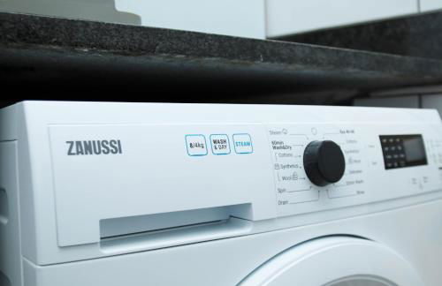 Rayan Heights Cosy 1 bedroom flat sleeps 2 perfect for contractors tourists families - Free parking - Foto 11