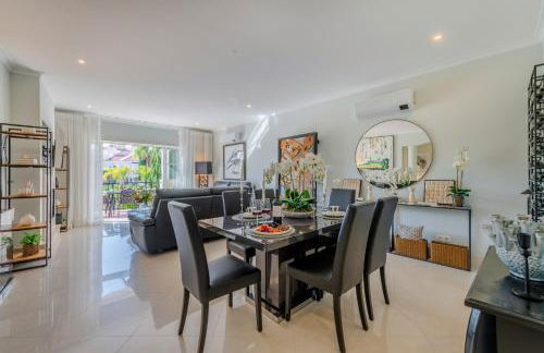 5 star Luxury Palmview apartment with large terrace and communal pool - Foto 3