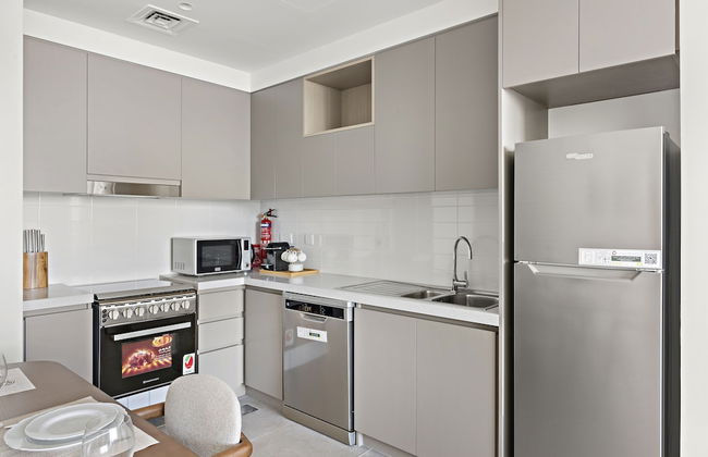 WelHome - Stylish Condo With Cityscape View in Creek Harbour - Photo 16