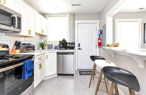 Stay, Play and Pass Go at the Monopoly Penthouse! - Foto 41