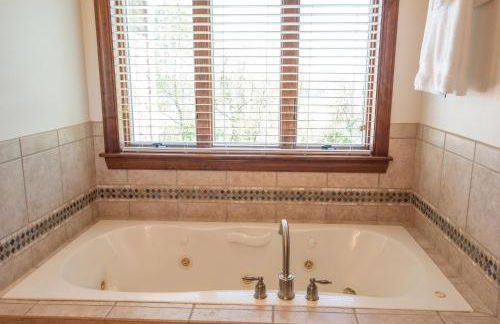 River Haven with Hot Tub - Foto 28