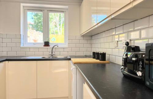 New Spacious 4 Bedrooms 5 Beds House Sleeps 8! - Foto 26