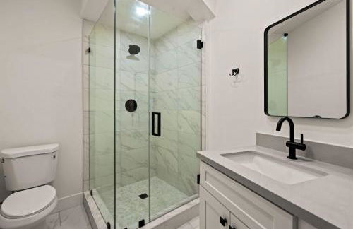 Spacious Modern Home with Rooftop & Private Backyard - Foto 43