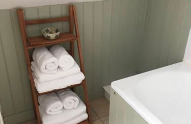 Cosy Arts & Crafts Cottage with stunning views - Photo 19