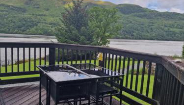 WATERSIDE 3 BED COTTAGE, HOT TUB, SAUNA, PVT BEACH - Foto 4