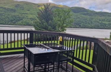 WATERSIDE 3 BED COTTAGE, HOT TUB, SAUNA, PVT BEACH - Foto 4