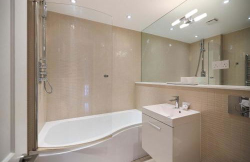 The Clapham Crib - Spacious 4BDR House with Patio - Photo 73