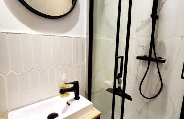 Studio Jeannette avec Balcon et juste à 130 metres Plage ! Plein Centre ! Wifi - Draps Serviettes inclus ! - Photo 7