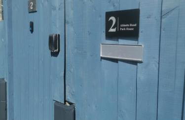 JUNGLE HOT TUB, games room, near eateries, micro brewery, pubs, beauty salons and boutique shops, Argyle, free Netflix, in the heart of Plymouth - Dogs welcome - Hosted by Absolute Accommodation Plymouth - Foto 63