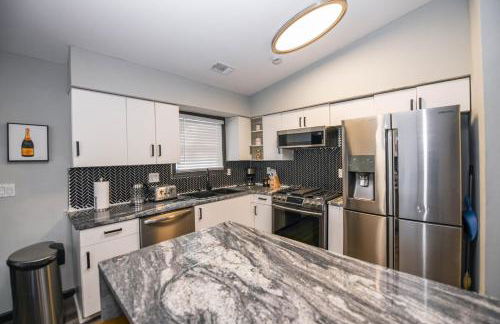 Spacious 4 bedroom 8 beds 20mins From downtown - Foto 22