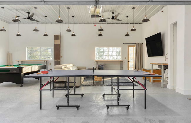 Views, Hot Tub, Firepit, Game Room, Playground Enchanted Forest by Avantstay - Foto 20