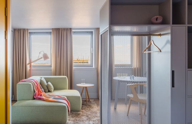 Eden Locke - Photo 1