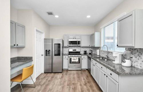 Tranquil 4-BR Oasis With Pool & Backyard Bliss! - Foto 4