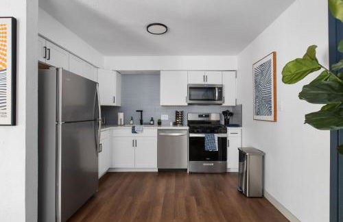 Posh & Serene 2BR w Private Patio - Foto 6