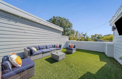 Modern 4-Story 3-BR Townhome with Rooftop Lounge - Foto 22