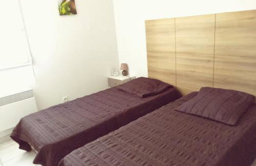 LE BLEU CAMARGUE - T3 EN DUPLEX CLASSÉ 3 ETOILES - CLIM - ARRIVÉE AUTONOME - Piscine privative à la résidence - Parking Gratuit - Wifi FIBRE - Animaux acceptés - Idéale Famille couple télétravail - Foto 8